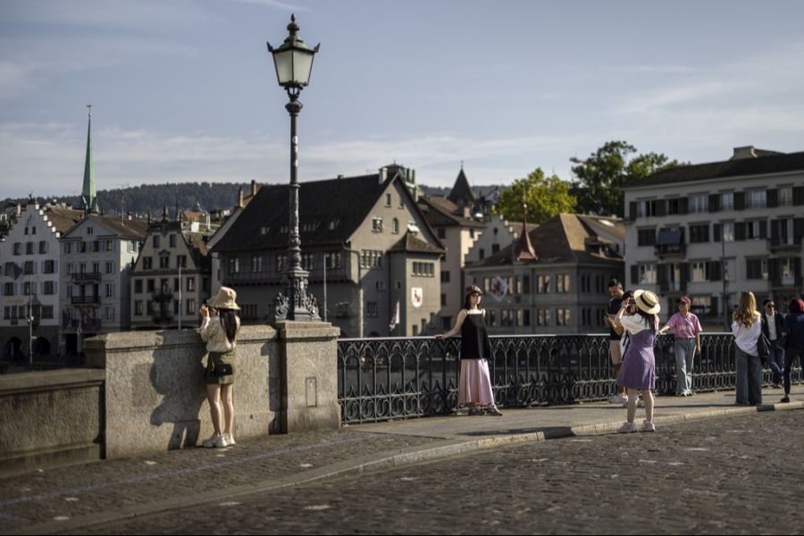 Oftmals leichte Beute bedeuten für Kriminelle Touristinnen und Touristen aus dem asiatischen Raum. (Symbolbild)