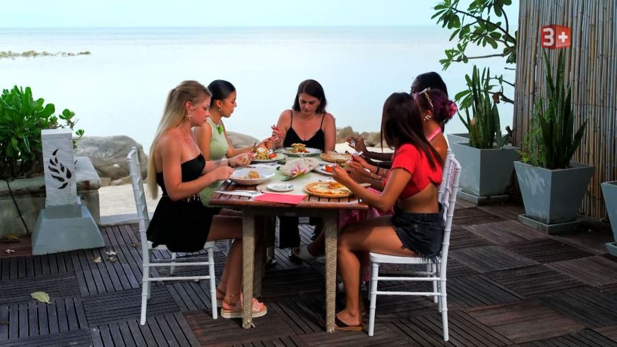 Bei einem Essen und einer späteren Pool-Party lernt Danilos Mama den Rest der Kandidatinnen kennen.