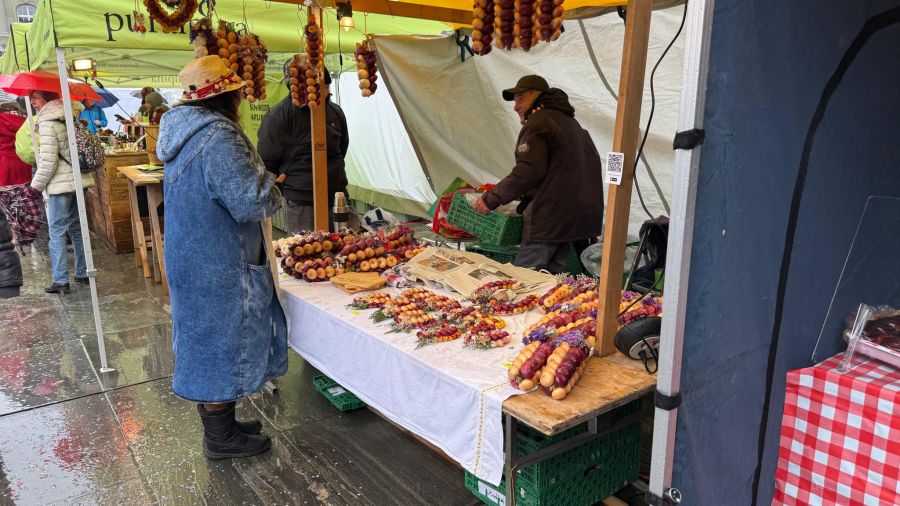 Ein Stand am Berner Zibelemärit.