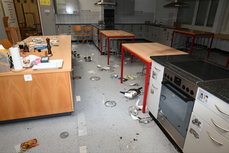 Flawil, Juli 2025: Im Oberstufenzentrum an der Landbergstrasse fliegen die Fetzen.