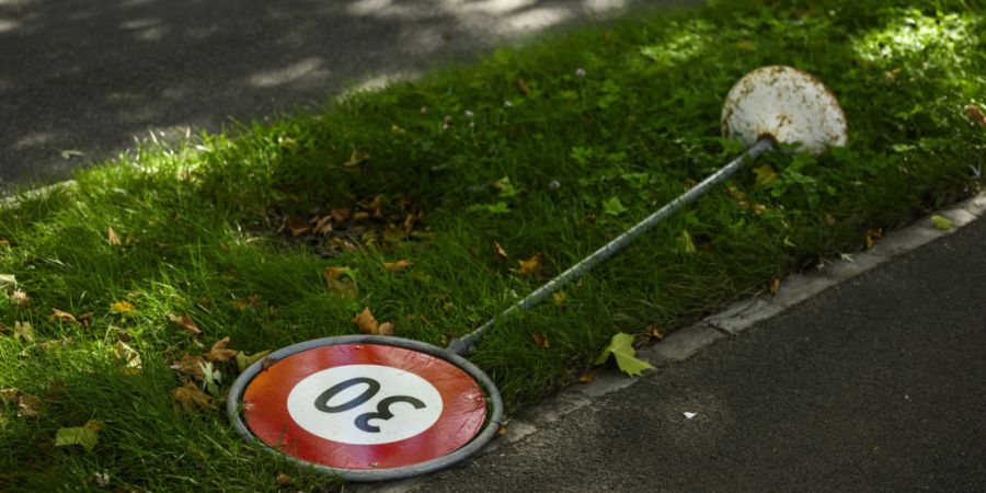 Das Freiburger Kantonsparlament will auf Kantonsstrassen nur noch in Ausnahmefällen Tempo 30. (Symbolbild)