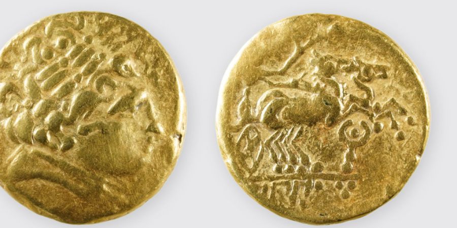 Die rund 2300 Jahre alten Münzen zeigen auf der Vorderseite den Kopf des Gottes Apollon und auf der Rückseite ein Pferdegespann, beides in einem keltischen Stil.