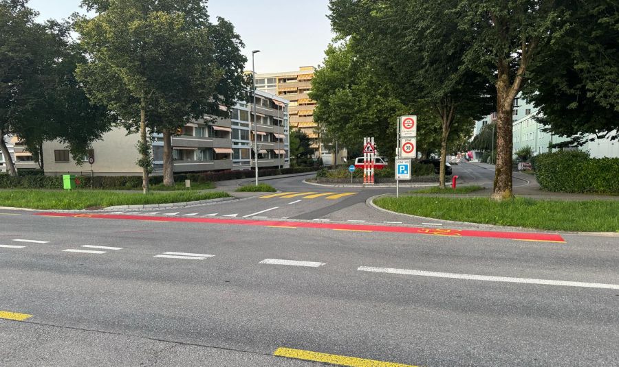 Gegenwärtig sind Roteinfärbungen an acht Standorten aufgetragen. Beispielsweise hier an der Burgerstrasse.