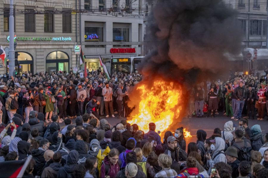 In Genf, Basel, Luzern und Sitten wurde ebenfalls protestiert.