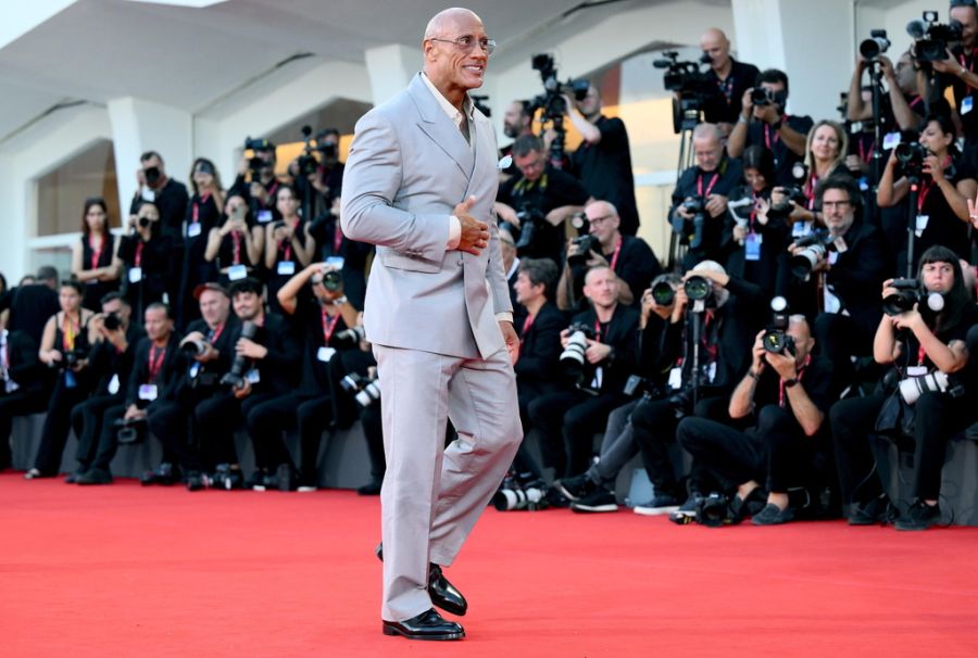 Dwayne Johnson tänzelt in Venedig über den roten Teppich. Das war aber vorher ganz anders.
