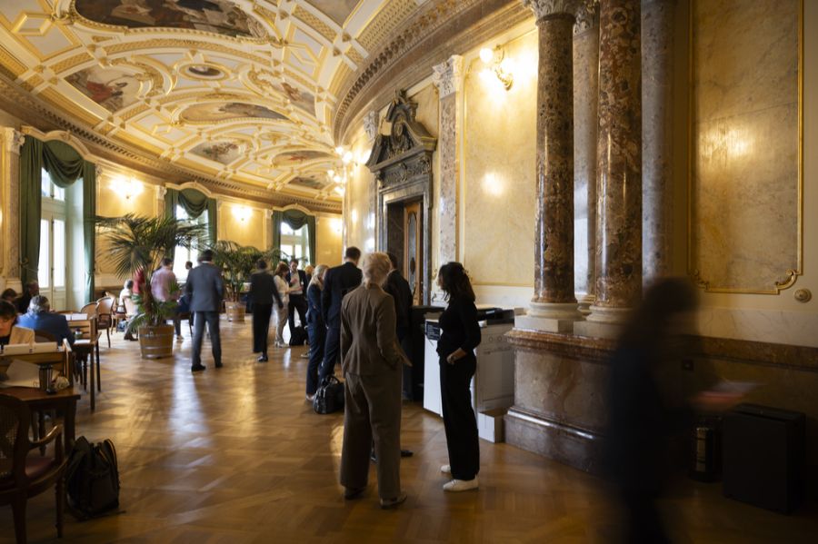 «Wenn man jung ist, hat man das Gefühl, man könne alles. Auch fühlt man sich geehrt, als Nationalrat so gefragt zu sein», sagt Portmann.