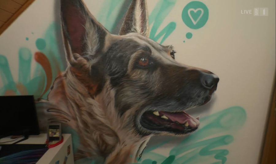 Schäferhündin Cruz ist auf einer Wand in Lucas Kinderzimmer verewigt.