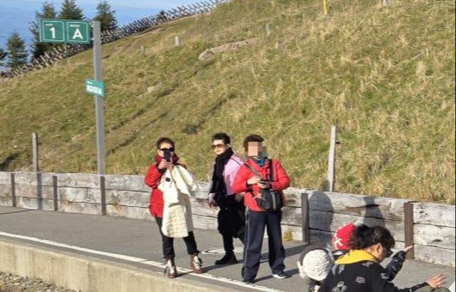 Eine Frau der Gruppe schoss vom Perron aus Fotos.