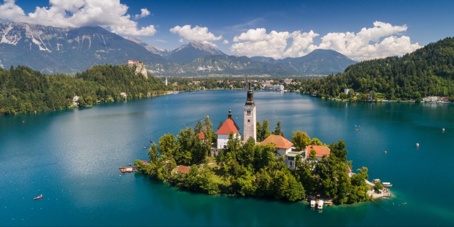 See in Slowenien, in der Mitte eine Insel mit Bäumen und Gebäuden