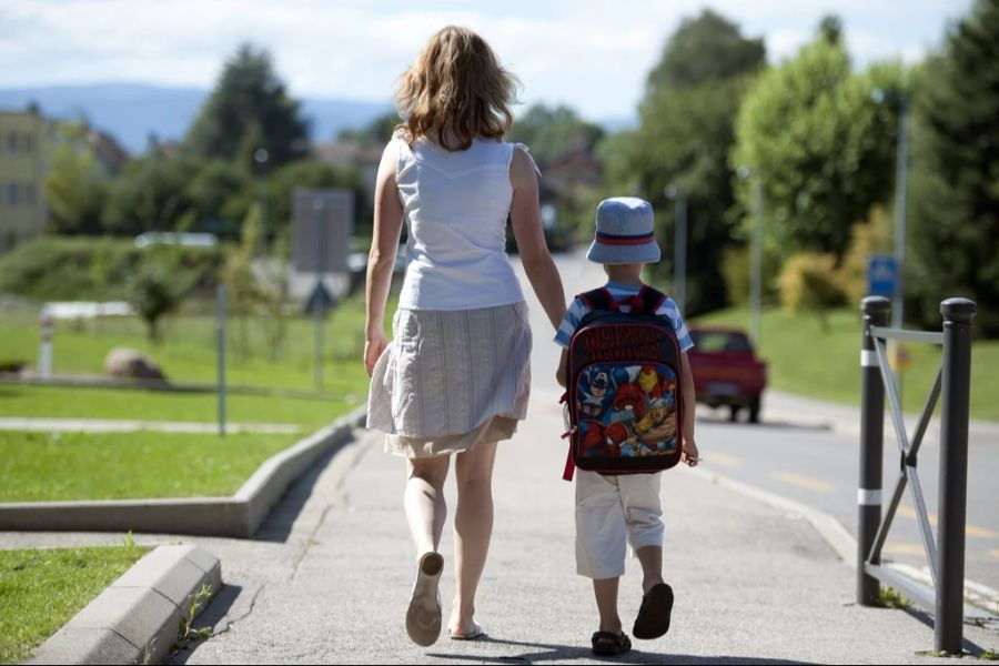 Die meisten Eltern setzen auf die wichtigen traditionellen Sicherheitsmassnahmen – wie Schulwegtraining.