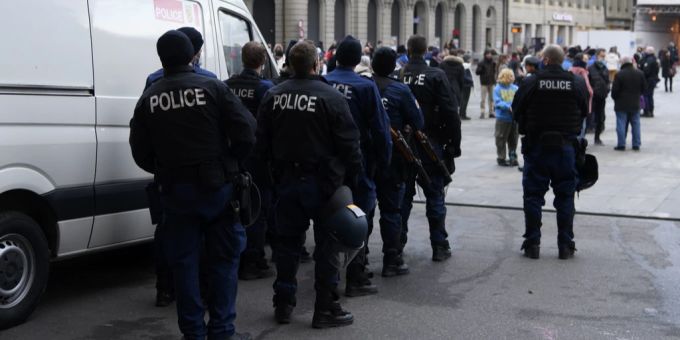 In Bern werden an der nächsten Stadtratssitzung mehrere Themen behandelt, die die Arbeit der Polizei betreffen. (Symbolbild) Bern Polizei Stadtrat
