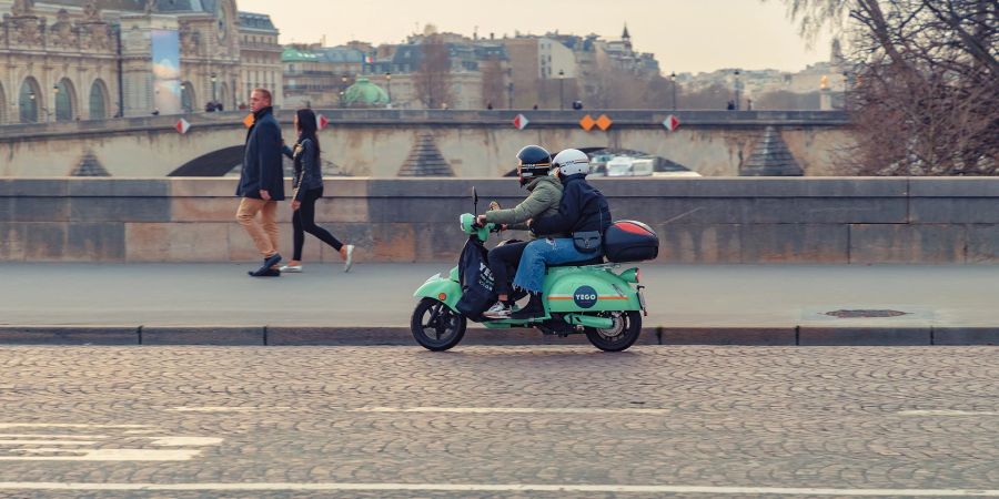 Anbieter wie Yego bieten eScooter-Sharing in Paris an - elektrisch und umweltschonend.