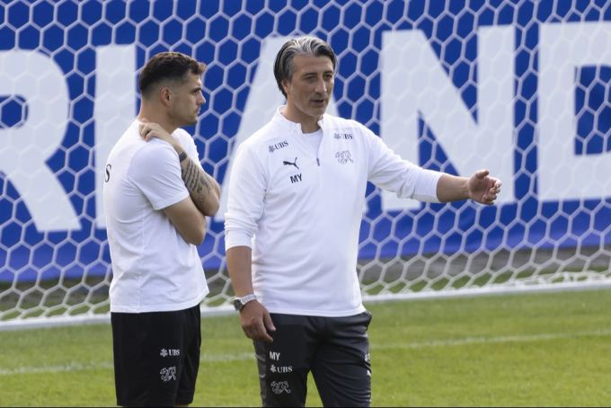 Murat Yakin und Granit Xhaka besprechen die Marschroute für den Achtelfinal an der EM 2024. EM 2024