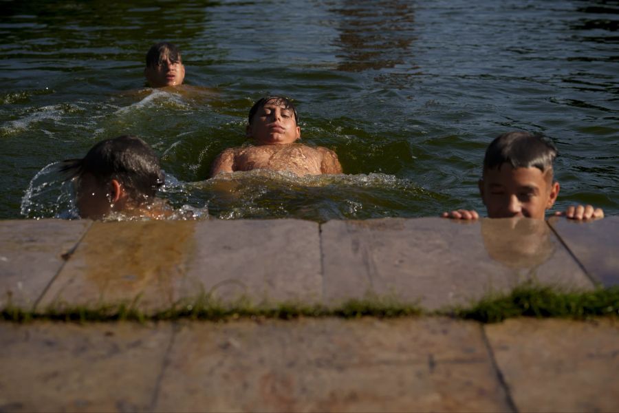 Buben kühlen sich aufgrund der Hitze in einem See in Rumänien ab.