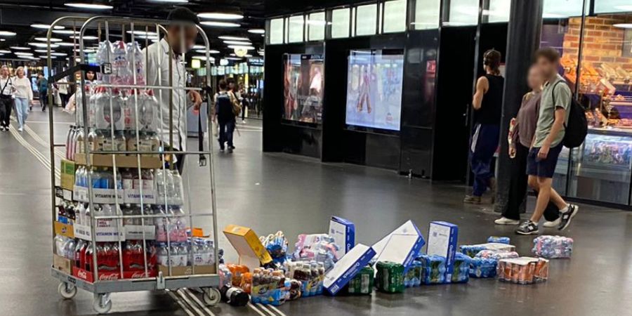 Direkt vor einer Berner Bahnhofsfiliale von Coop knallt dem Mitarbeiter ein Teil der Getränkeladung auf den Boden.