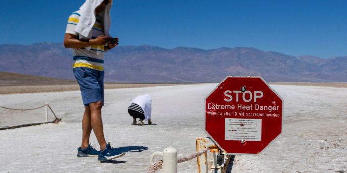 Ein Schild warnt vor der extremen Temperatur am heissesten Ort der Welt. Ein Schild warnt vor der extremen Temperatur am heissesten Ort der Welt.
