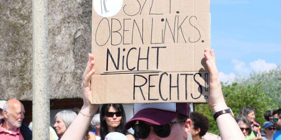Menschen hielten als Reaktion auf das Video im Mai Mahnwache auf Sylt. (Archivbild)
