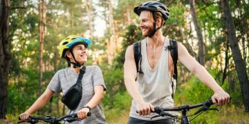 Pärchen Fahrradtour Wald