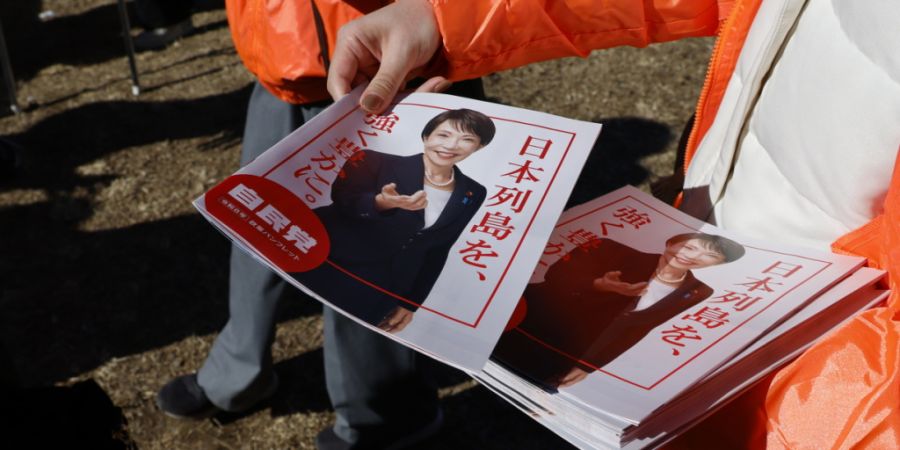 Japans Ministerpräsidentin Sanae Takaichi hat ihre Macht mit einem historischen Wahltriumph ihrer Partei gefestigt. Sie steht für eine aggressive Fiskalpolitik. Die Börse reagiert pr...