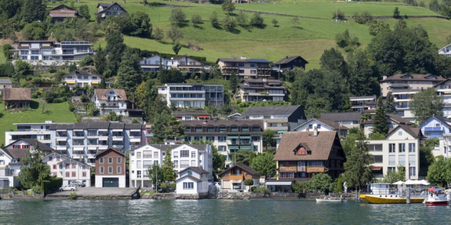 Das Wohnen im Kanton Schwyz wird immer teurer. (Archivaufnahme von Gersau)