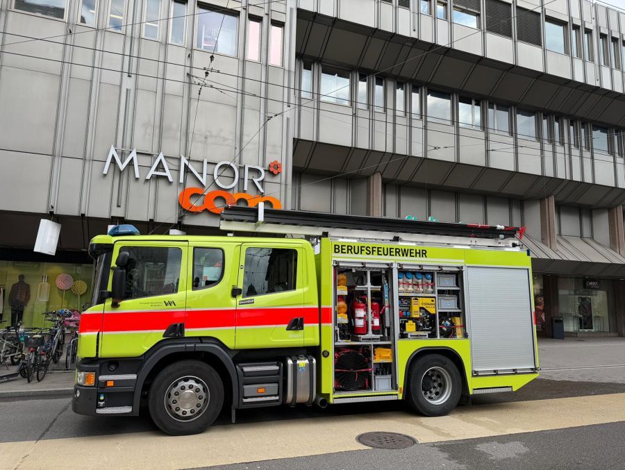 Ein Löschfahrzeug der Feuerwehr vor dem Manor in Winterthur.