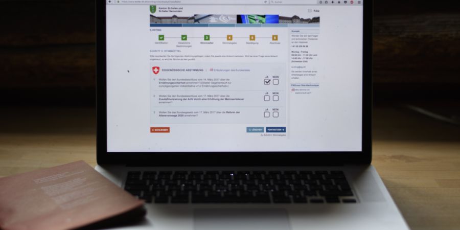 Der Versuchsbetrieb mit E-Voting soll fortgeführt werden, um damit weiter Erfahrungen zu sammeln. Dies stellen die Ostschweizer Kantone fest. (Archivbild)