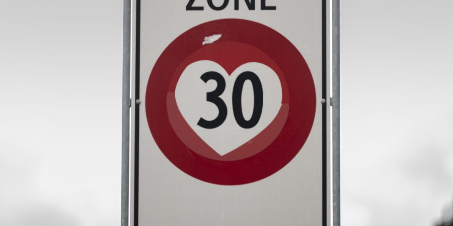 Die Stadt Zürich hat aus Versehen eine Strasse zur Tempo 30 Zone gemacht. Nun werden die Signalisationen wieder entfernt. (Symbolbild)