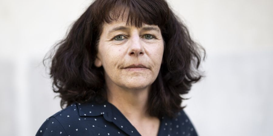 Die Westschweizer Autorin Catherine Lovey ist 2025 für ihren fünften Roman über einen Mann, der obwohl sterbenskrank, nicht sterben will, mit dem Schweizer Literaturpreis ausgezeichn...