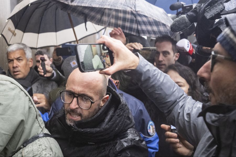 In Zuge dessen kommen Rotlicht-Kontakte von Jaques Moretti ans Licht.