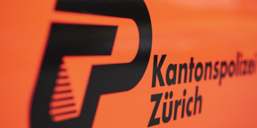 Möglicherweise wegen der einbrechenden Dunkelheit hat der Autofahrer in Hombrechtikon den Mann und die Frau auf dem Fussgängerstreifen übersehen. Die Polizei rät immer wieder, das F...