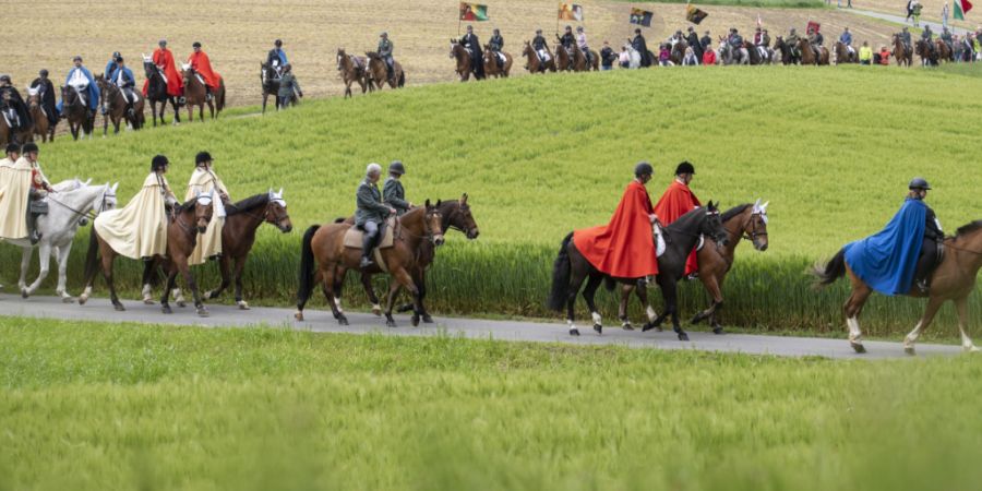 Zu Fuss und zu Pferd begehen Hunderte den traditionellen Auffahrtsumritt rund um Beromünster LU. (Archivbild)