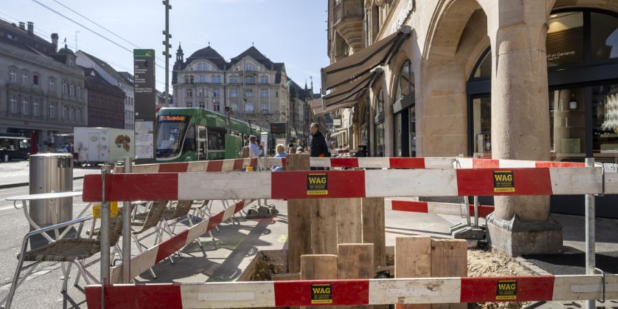 Das Basler Parlament will Betriebe, die wirtschaftlich stark unter einer Baustelle leiden, finanziell unterstützen.