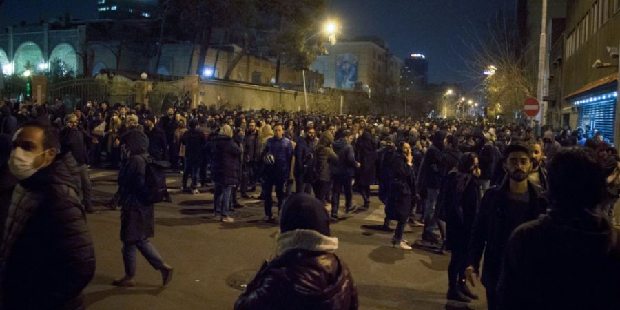 ARCHIV - Iranische Studenten demonstrieren vor der Amirkabir Universität in der Innenstadt nach einer Trauerfeier für die Opfer des Flugzeugabsturzes. Foto: Rouzbeh Fouladi/ZUMA Wire/...