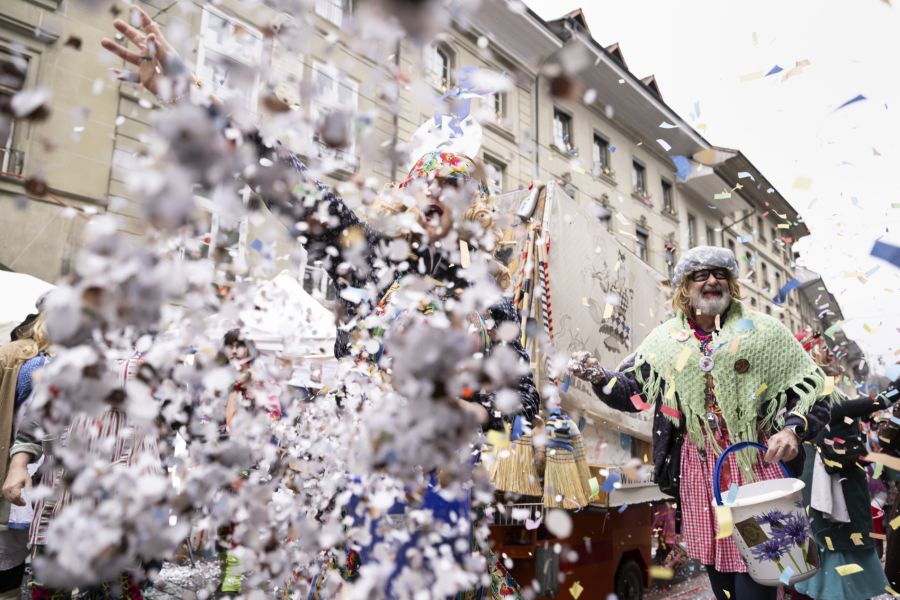 Auch die «Putzfroue» nehmen am Umzug teil.