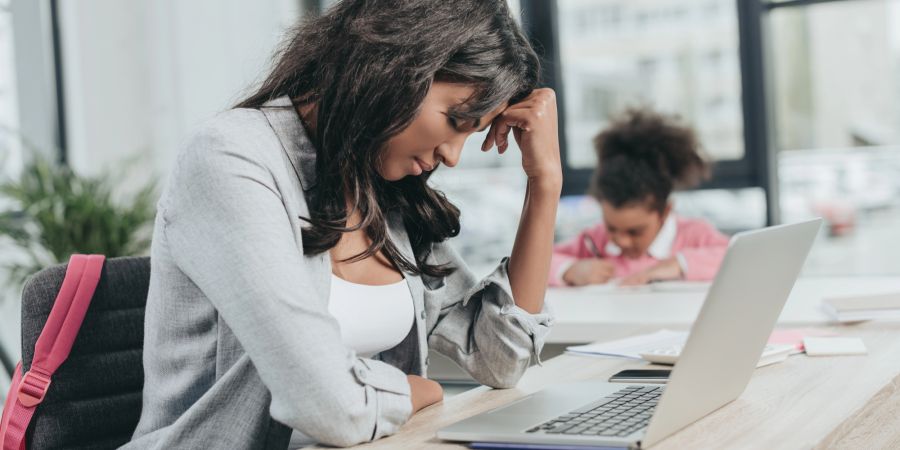 Frau Burn-out Kind Arbeitsplatz