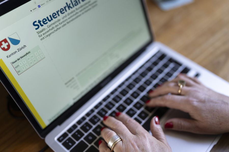 Die Steuerbelastung hoher Einkommen ging laut Caritas seit 1984 nach unten. (Symbolbild)