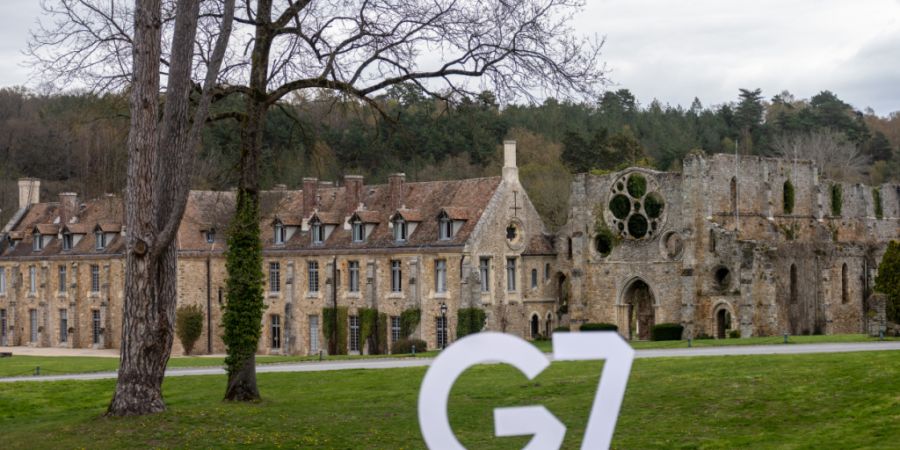 Die Abbaye des Vaux de Cernay, wo das G7 Außenminister-Treffen stattfindet. Foto: Michael Kappeler/dpa