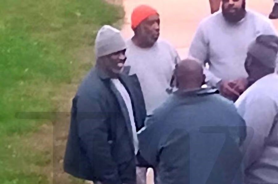 Foto von Anfang November letzten Jahres: Diddy im Gefängnishof, umringt von Mithäftlingen.