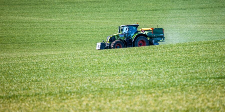 Mineraliendünger ist nicht essbar - aber er hilft, die Menschheit zu ernähren. Denn ohne Dünger wären die Ernten sehr viel niedriger. (Archivbild)