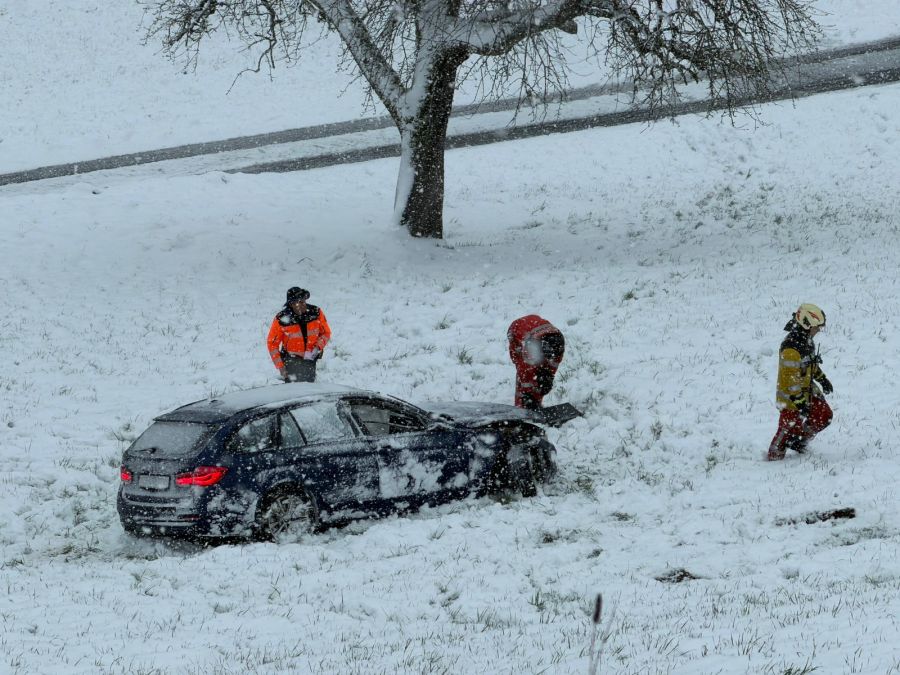 In Hütten ZH kam ein Auto ins Schlittern und rutschte den Hang hinunter.