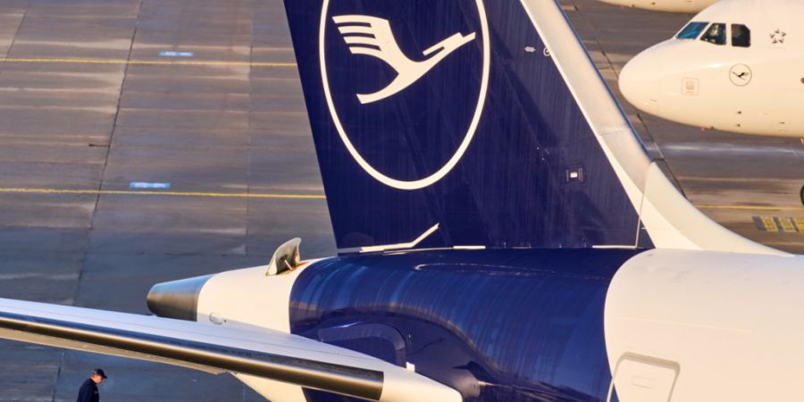Durch die Explosion der Kerosinpreise ist der Lufthansa-Gruppe das Absichern des Treibstoffeinkaufs zu teuer geworden. Der Luftfahrtkonzern hat das Hedging in den letzten Wochen aufgrun...