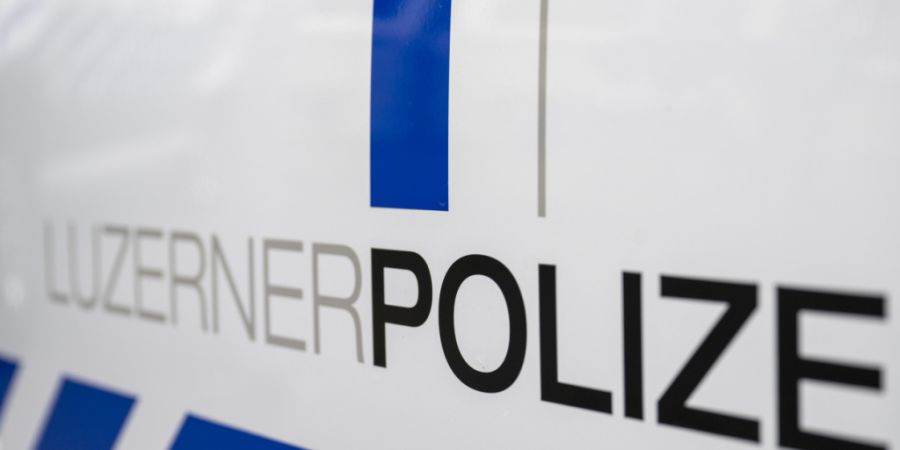 In Schwarzenberg LU prallte am frühen Sonntagmorgen ein Auto in eine Hausmauer. (Symbolbild)