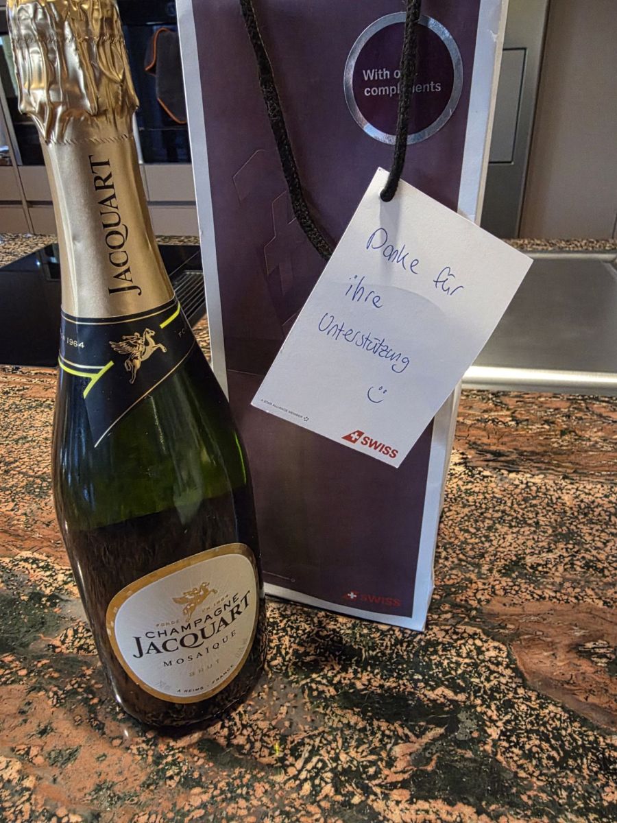 Die Swiss bedankte sich bei Bernd Steiner mit einem Champagner.