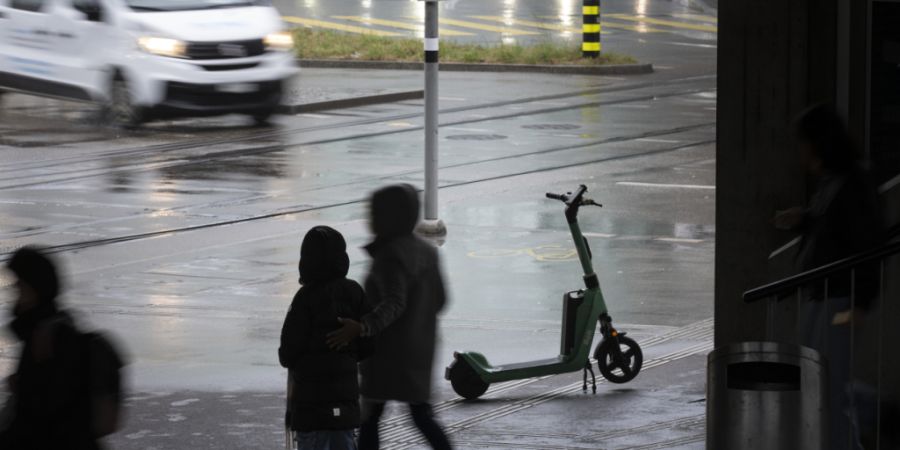 Generell dürfen E-Bikes und E-Trottinette erst ab 14 Jahren mit einem Mofa-Führerausweis und ab 16 Jahren ohne Ausweis gefahren werden. (Archivbild)