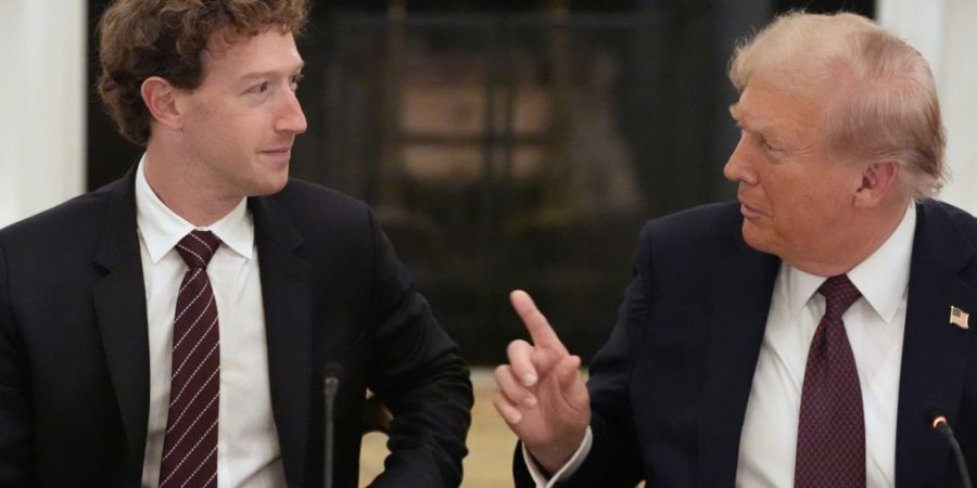 ARCHIV - US-Präsident Donald Trump spricht während eines Abendessens im State Dinning Room des Weißen Hauses mit Facebook-Chef Mark Zuckerberg. Foto: Alex Brandon/AP/dpa/Archivbild