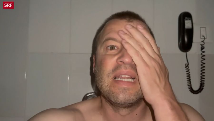 Jonny Fischer verbringt die Nacht auf dem WC.