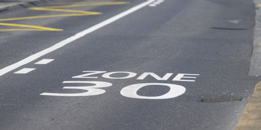 In der Stadt Schaffhausen wird es vorerst keine neuen Tempo 30 Zonen auf Kantonsstrassen geben. (Symbolbild)