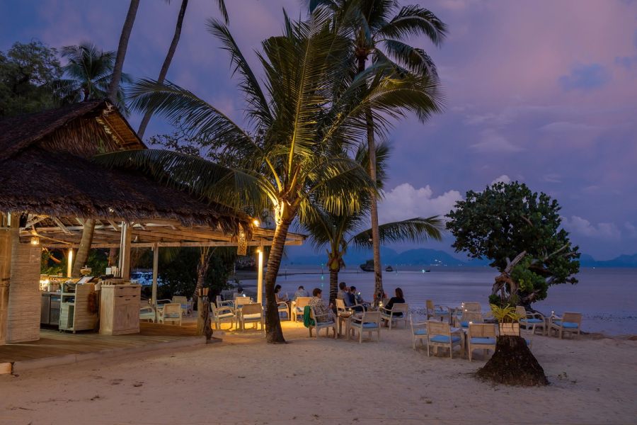 Strandbar Sundowner mit Blick auf die untergehende Sonne,