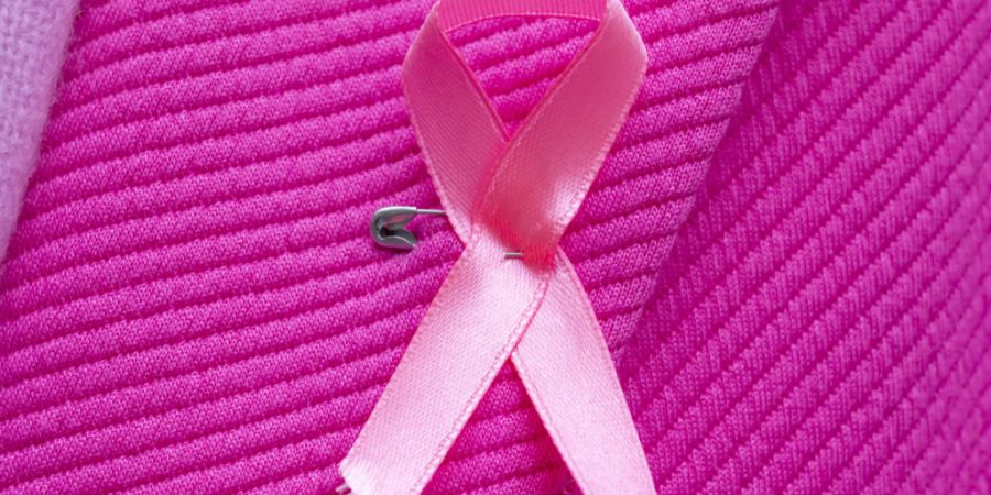 Weltweit haben die Brustkrebsfälle bei Frauen unter fünfzig Jahren zugenommen. Die rosa Schleife bringt Solidarität mit den Erkrankten zum Ausdruck. (Archivbild)
