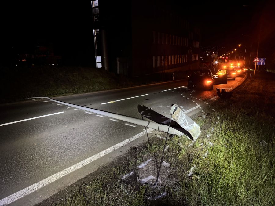 Die Strasse war erst nach der Stromabschaltung der Strassenlaterne wieder einspurig befahrbar.